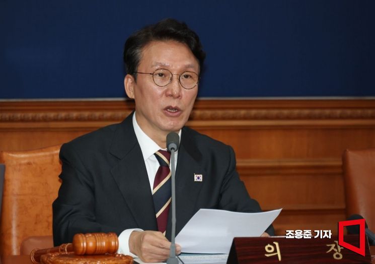 김민석 국무총리가 25일 서울 종로구 정부서울청사에서 열린 국무회의에 참석, 모두발언을 하고 있다. 2025.11.25 조용준 기자