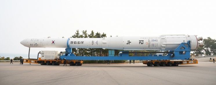 누리 4호기가 25일 오전 9시 전남 고흥 나로우주센터 조립동에서 발사대로 옮겨지고 있다. 우주청 제공