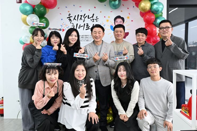 김동근 시장이 지난 24일 작업복 전문기업 '이노에코' 직원들과 기념사진을 찍고 있다. 의정부시 제공