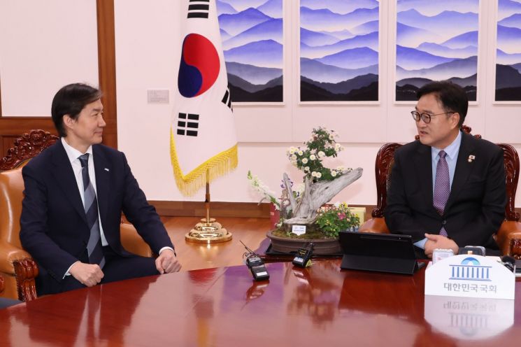 조국 조국혁신당 대표(사진 왼쪽)가 25일 서울 여의도 국회에서 우원식 국회의장을 예방해 대화하고 있다. 연합뉴스