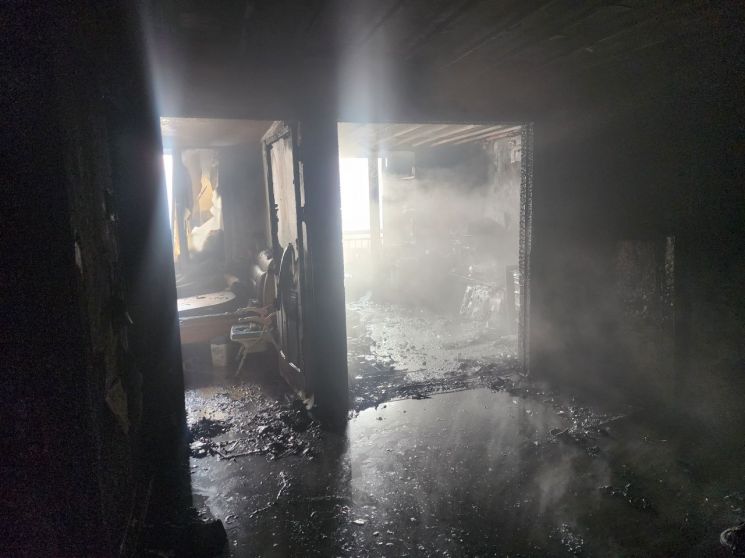 경남 창원시 의창구 북면의 한 아파트 화재 현장. 창원소방본부 제공