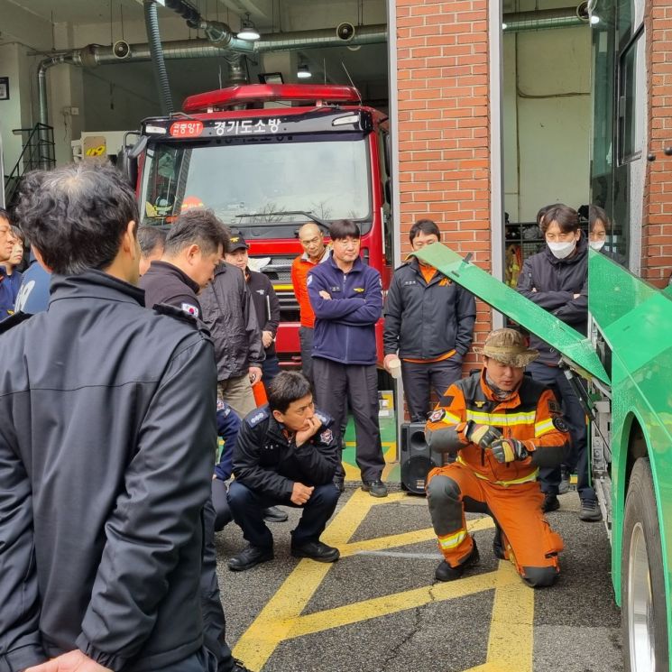 경기도일자리재단이 25일 과천소방서에서 소방관 등을 대상으로 전기차 안전관리 교육을 실시하고 있다. 경기도일자리재단 제공