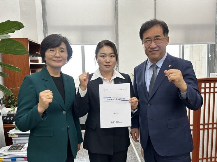 김기현 더불어민주당 경산위원장은 24일 맹성규 국회 국토교통위원장과 임미애 국회의원을 만나 경산-울산 간 고속도로 개설을 건의했다.