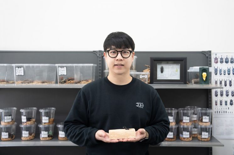 방세현 꿈도미 대표가 경기도 평택시 꿈도미 사무실에서 판매하는 곤충을 들고 있다. 카페24 제공