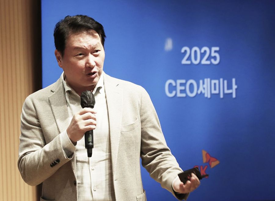 최태원 SK그룹 회장이 지난달 9일 경기 이천 SKMS연구소에서 열린 '2025 CEO 세미나'의 폐회사에서 "운영개선을 잘해야만 그 위에 인공지능(AI)을 더 쌓을 수 있다"며 "이 과정을 통해 고민했던 문제들을 하나둘 풀어나갈 수 있을 것"이라고 밝혔다. SK 제공