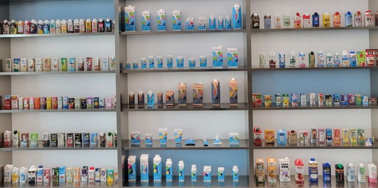 서울 중구에 위치한 중구 테트라팩 코리아 본사 입구에는 초기 테트라팩 용기부터 최근 제품까지가 한 자리에 전시되어 있다. 이현주 기자