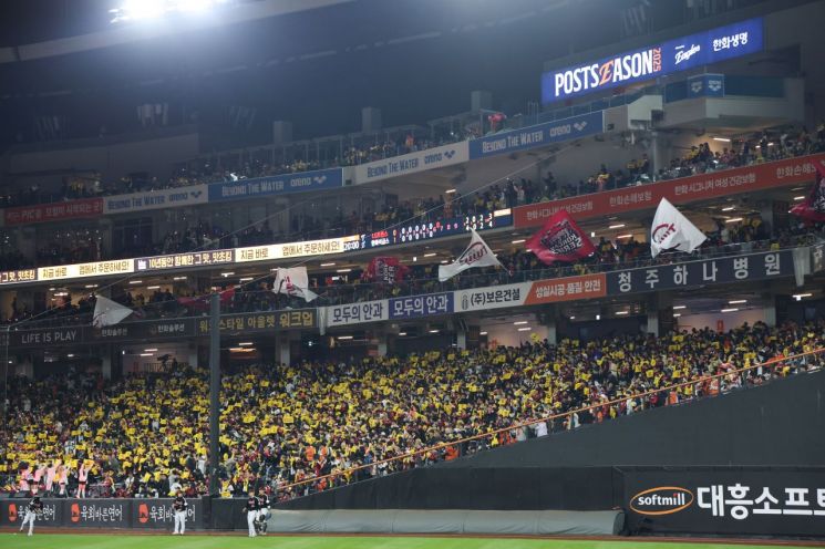 생일 축하에 20만원?…야구 선수 유료 소통 앱에 팬도 구단도 '절레절레'