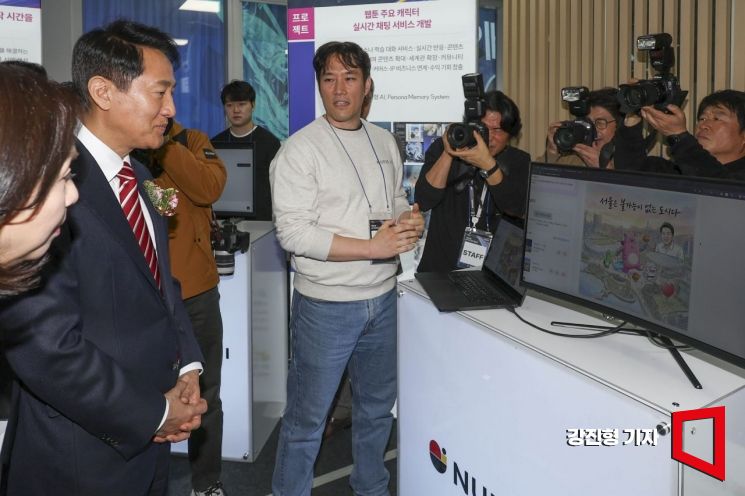[포토] AI 기반 출판 디자인 보는 오세훈 서울시장