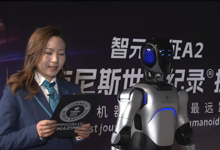 로봇기업 아지봇의 휴머노이드 로봇 A2가 106㎞를 걸어서 완주하는 세계 신기록을 세웠다. 중국 테크 프레스 콘퍼런스 유튜브 채널