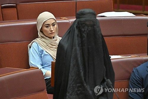 의회서 검은색 부르카 착용한 호주 상원의원. 로이터 연합뉴스