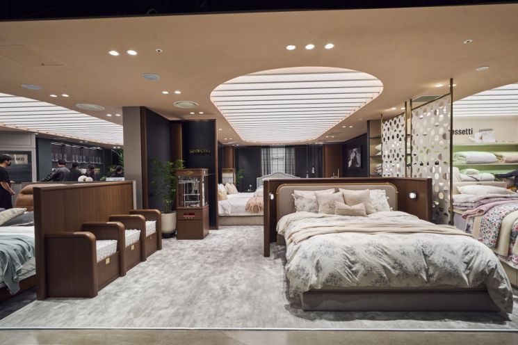 Simmons CEO Kim Minsu, Formerly of Louis Vuitton, Unveils First Project: "Luxury Black"