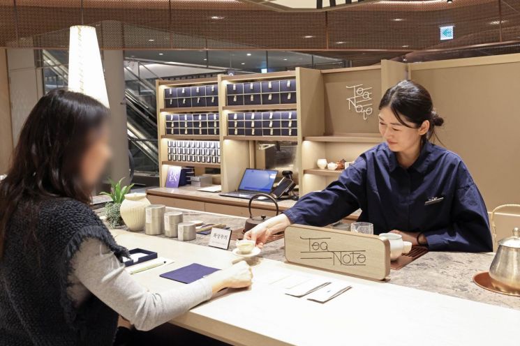 신세계백화점 강남점 9층 생활전문관 티노트매장에서 고객이 차를 시음하고 있다. 신세계백화점 제공