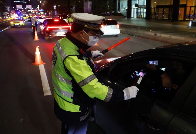 음주운전 단속 실시    (서울=연합뉴스) 윤동진 기자 = 21일 저녁 서울 공덕역 인근에서 경찰이 음주운전 단속을 실시하고 있다. 2025.11.21    mon@yna.co.kr(끝)＜저작권자(c) 연합뉴스, 무단 전재-재배포, AI 학습 및 활용 금지＞