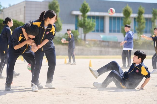윤가은 감독 '세계의 주인', 침묵으로 말하는 새로운 감각[슬레이트]