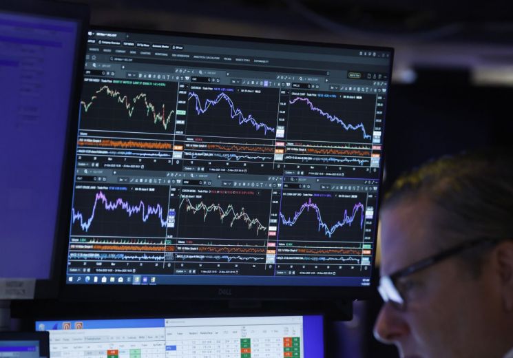 25일(현지시간) 미국 뉴욕증권거래소에서 트레이더가 업무를 보고 있다. UPI연합뉴스