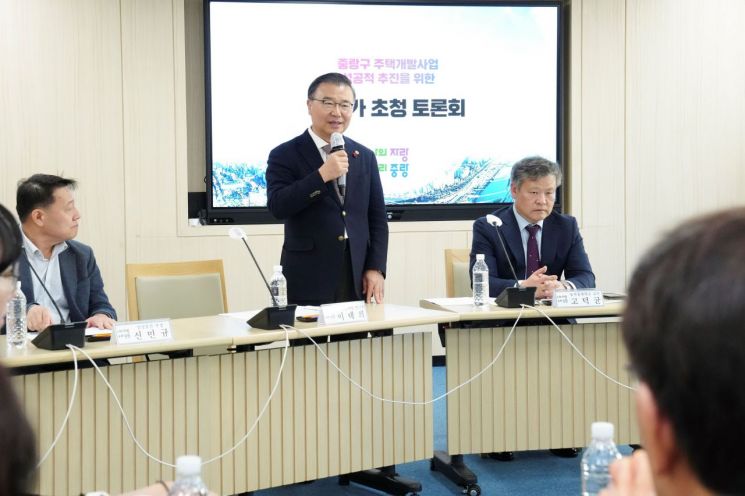 지난 14일 개최된 주택개발 전문가 토론회에 참석한 류경기 중랑구청장. 중랑구 제공.