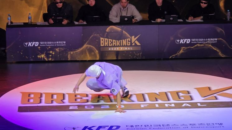 김홍열 선수가 심사위원들 앞에서 브레이킹 기술을 선보이고 있다. 도봉구 제공.