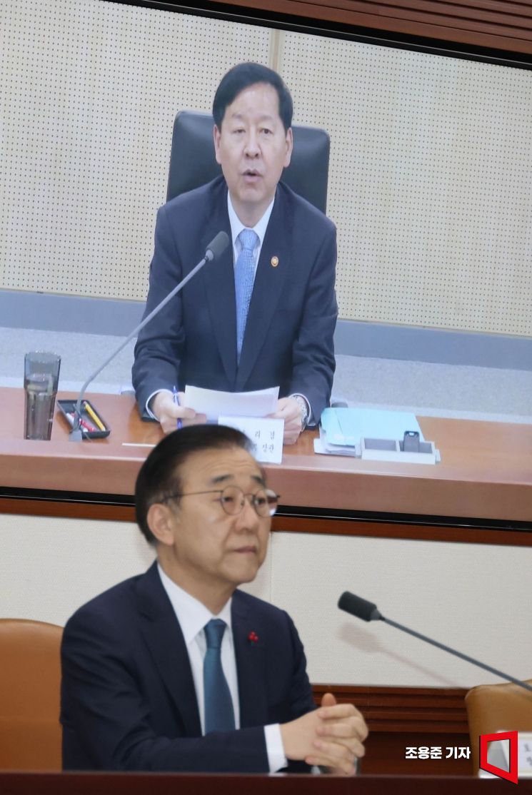 26일 세종, 서울간 영상으로 열린 경제관계장관회의 겸 성장전략TF에 참석한 김윤덕 국토교통부 장관이 구윤철 경제부총리 겸 기획재정부 장관의 발언영상을 듣고 있다. 2025.11.26 조용준 기자