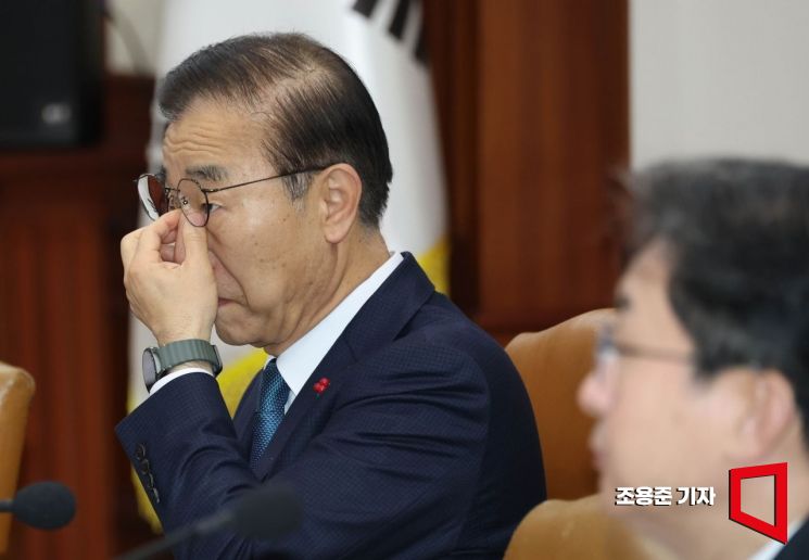 [포토] 안경 만지는 김윤덕 국토부 장관