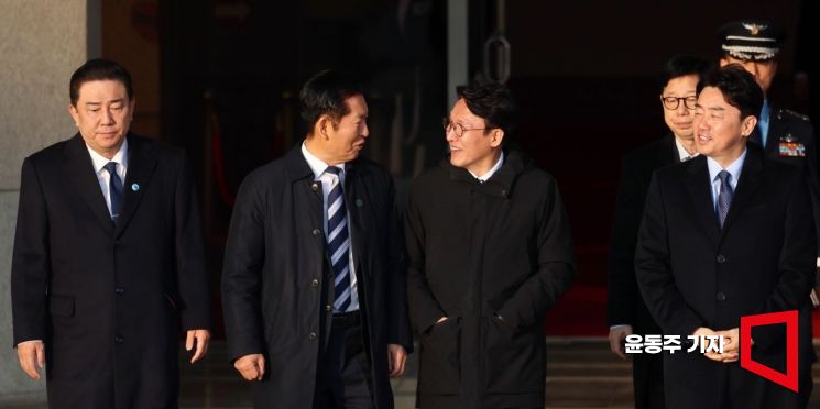 김병기 더불어민주당 원내대표(왼쪽부터)와 정청래 대표, 김민석 국무총리, 강훈식 비서실장이 주요 20개국(G20) 정상회의 참석과 아프리카·중동 4개국 순방을 마치고 귀국하는  이재명 대통령을 환영하기 위해 26일 경기도 성남 서울공항에 도착하고 있다. 윤동주 기자