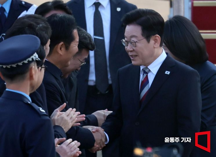 주요 20개국(G20) 정상회의 참석과 아프리카·중동 4개국 순방을 마친 이재명 대통령이 26일 경기도 성남 서울공항에 도착, 환영나온 정청래 더불어민주당 대표와 인사 나누고 있다.   윤동주 기자