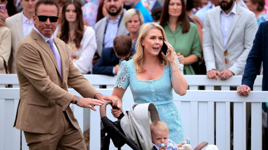 캐롤라인 레빗 백악관 대변인(오른쪽)과 배우자 니콜라스 리치오. /게티이미지