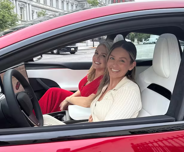 캐롤라인 레빗 백악관 대변인(왼쪽)과 마고 마틴 커뮤니케이션 담당 특별 보좌관이 10월 29일 경주 황리단길의 한 디저트 가게에서 주문을 기다리고 있다.(왼쪽), 마고 마틴 커뮤니케이션 담당 특보(앞)와 캐롤라인 레빗 백악관 대변인이 빨간색 테슬라 차량에 탑승해 사진 촬영을 하고 있다. /유튜브, X(엑스)