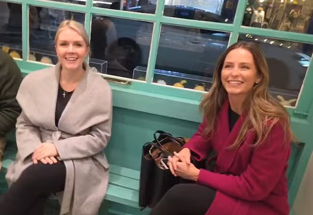 캐롤라인 레빗 백악관 대변인(왼쪽)과 마고 마틴 커뮤니케이션 담당 특별 보좌관이 10월 29일 경주 황리단길의 한 디저트 가게에서 주문을 기다리고 있다.(왼쪽), 마고 마틴 커뮤니케이션 담당 특보(앞)와 캐롤라인 레빗 백악관 대변인이 빨간색 테슬라 차량에 탑승해 사진 촬영을 하고 있다. /유튜브, X(엑스)