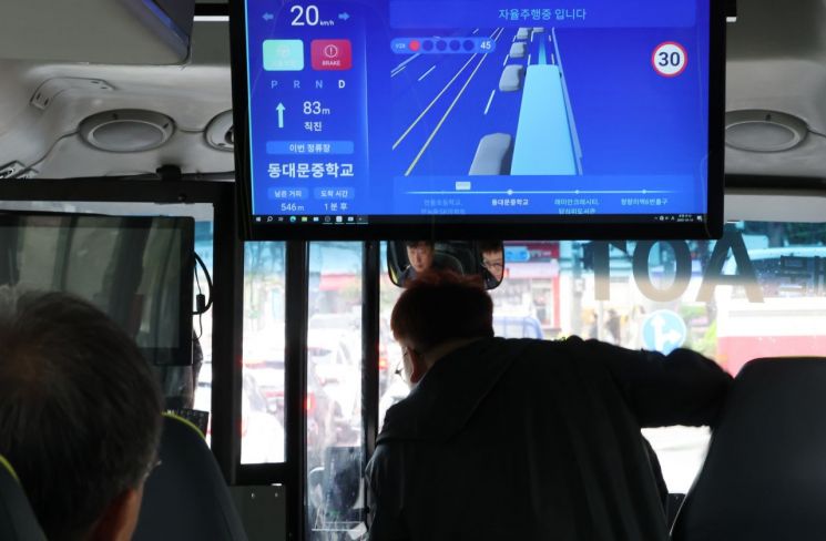 지난달 14일 서울 동대문구 동대문중학교 부근 도로에서 자율주행버스가 운행하고 있다. 이날부터 운행을 시작한 동대문 자율주행버스 '동대문A01'은 장한평역에서 경희의료원까지 이어지는 왕복 15㎞ 구간, 총 23개 정류소를 운행한다. 연합뉴스