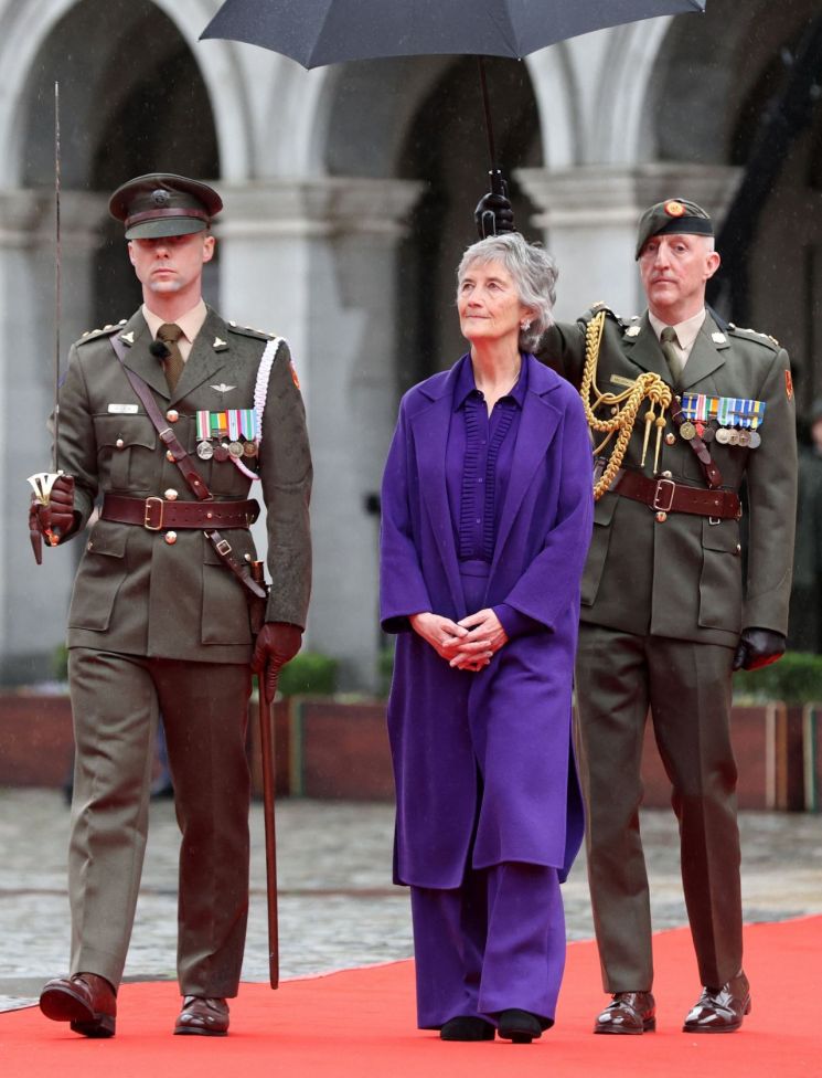 캐서린 코널리 아일랜드 신임 대통령이 지난 11일(현지시간) 더블린 성에서 취임식 후 의장대 시찰에 참여하고 있다. 로이터연합뉴스