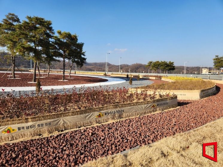 “따뜻한 겨울길 만든다”…의성군, 가로수 수목 보호대 전면 설치 완료