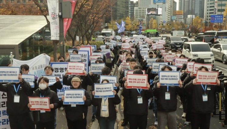 지난 17일 서울교통공사 올바른노동조합이 서울시청 앞에서 '2025 임단협 쟁의행위 출정집회'를 열었다. 올바른노조 제공
