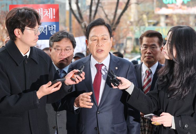 국민의힘 김선교 의원이 김건희 여사 일가의 '양평 공흥지구 개발 특혜 의혹'과 관련해 26일 서울 광화문 KT빌딩에 마련된 민중기 특별검사팀에 피의자 신분으로 출석, 취재진 질문에 답하고 있다. 연합뉴스