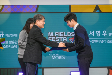 이규석 현대모비스 사장이 25일 경기 용인 기술연구소에서 열린 '2025 엠필즈(M.Fields) 페스타'에 참석해 우수 아이디어로 선정된 직원들에게 상장을 수여하고 격려했다. 현대모비스