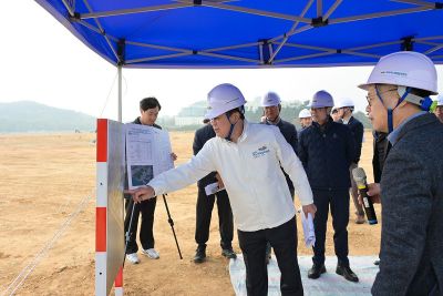정기명 여수시장이 지난 25일 2026여수세계섬박람회 주행사장인 돌산 진모지구에서 섬박람회 주행사장 조성현황과 육상 교통대책을 꼼꼼히 점검하고 있다. 여수시 제공