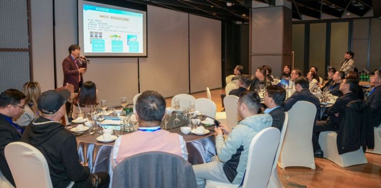 지난 25일 상하이에서 열린 광양만권 하동지구 투자유치 설명회에서 관계자가 대송산단·갈사산단 등 하동지구 인프라와 투자환경을 소개하고, 중국 현지 기업들을 대상으로 프레젠테이션을 진행했다. 광양경자청 제공