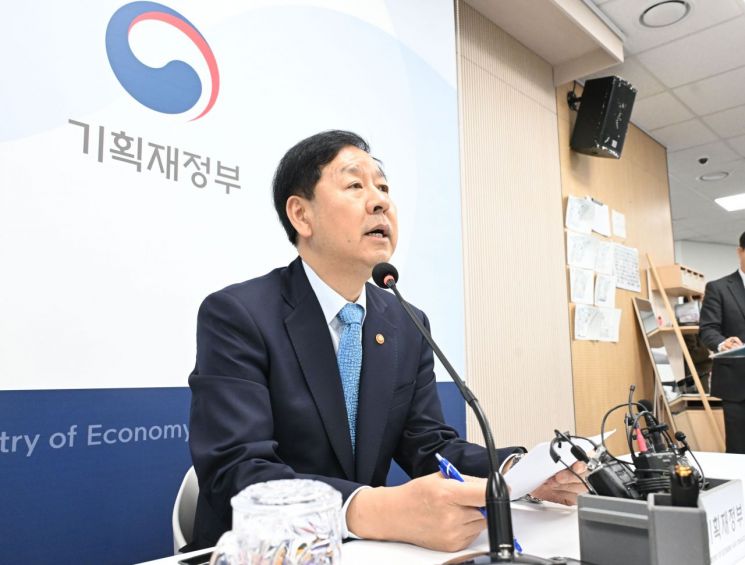 구윤철 경제부총리 겸 기획재정부 장관이 26일 오후 정부세종청사 중앙동 기재부 기자실에서 열린 외환시장 관련 간담회에서 기자질문에 답변하고 있다.(출처:기획재정부)
