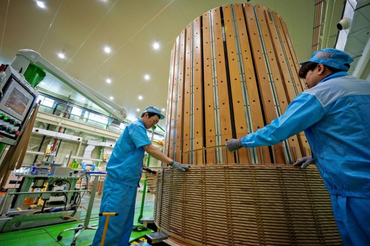 LS일렉트릭 부산사업장 초고압 변압기 권선 작업 현장. LS일렉트릭