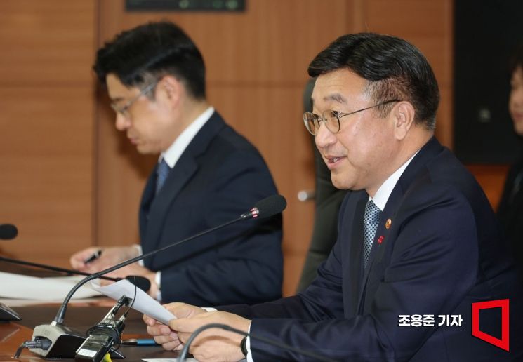 [포토] 인사말 하는 윤호중 장관