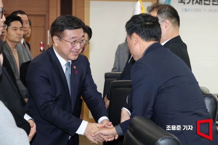 [포토] 국가재난관리물류기업과 인사하는 윤호중 장관