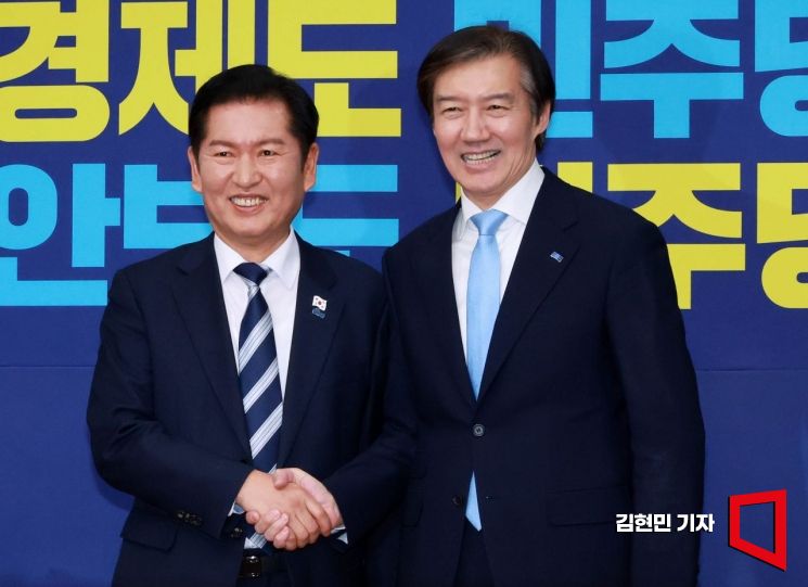 지난해 11월 조국 조국혁신당 대표(오른쪽)가 국회에서 정청래 더불어민주당 대표를 예방하는 모습. 김현민 기자