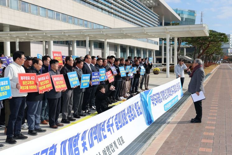 무안국제공항 조속 재개항 촉구…전남도 책임론 확산