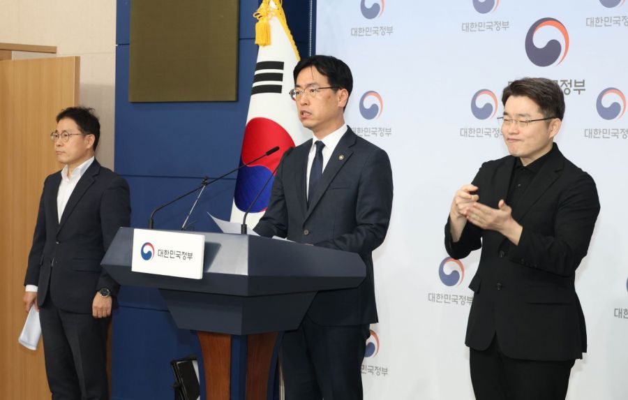 김민재 행정안전부 차관이 26일 서울 종로구 정부서울청사 별관에서 지방의원 임기만료 전 외유성 공무국외출장 방지 대책을 발표하고 있다. 2025.11.26 조용준 기자