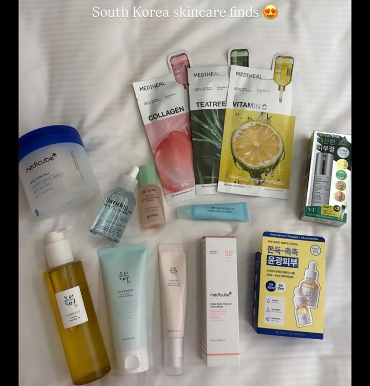 캐롤라인 레빗 백악관 대변인이 10월 29일 인스타그램에 올린 한국 화장품 구매 인증 사진.(왼쪽), 캐롤라인 레빗 백악관 대변인이 10월 29일 저녁 경주 황리단길 올리브영 매장 앞에서 보수 성향 단체의 행진을 지켜보고 있다. /인스타그램, 유튜브