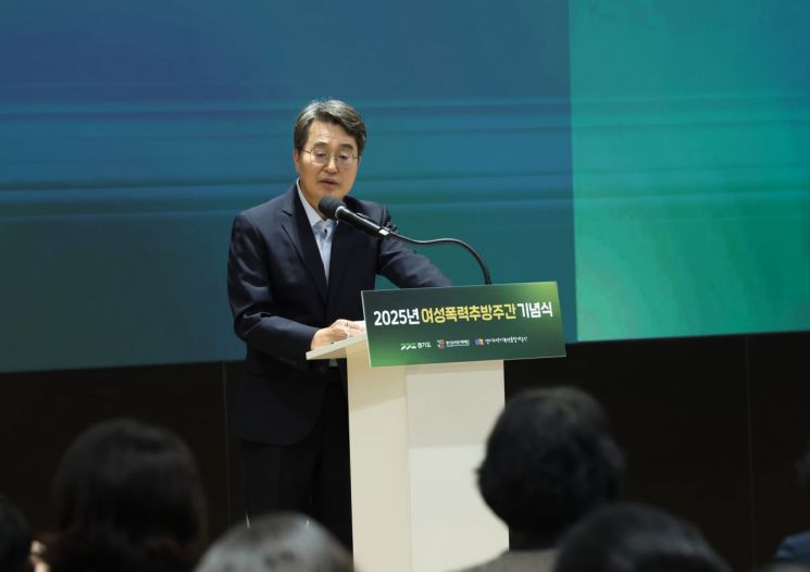 김동연 경기도지사가 26일 경기도서관에서 열린 여성폭력추방주간 행사에 참석해 이야기를 하고 있다. 경기도 제공