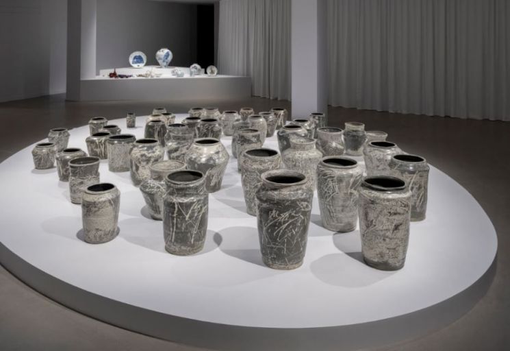 “申相浩: 无限变奏”展览内部全景。国立现代美术馆提供