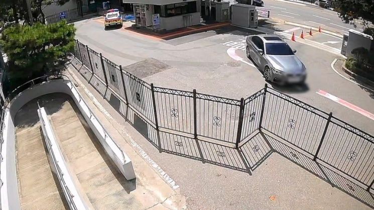 스스로 경찰서로 들어오는 음주운전 차량. 연합뉴스