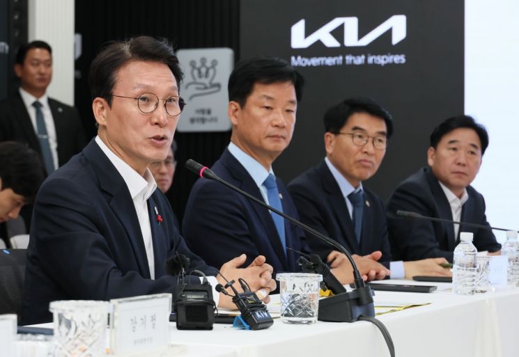 광주 찾은 김민석 총리, 역사·산업·골목경제 현장 살폈다