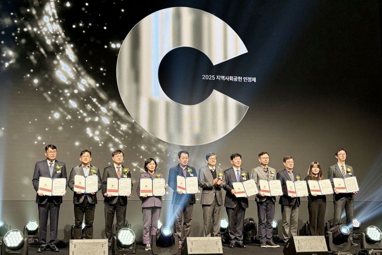 전라남도사회서비스원이 '2025년 지역사회공헌 인정제'에서 '3년 연속 인정'과 '사회공헌 부문 특별상'을 수상했다. 전남사회서비스원 제공