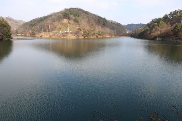 경찰이 청주에서 실종된 50대 여성의 행방을 쫓고 있는 가운데 이 여성의 SUV가 실종 직전 저수지 방향으로 향하는 모습이 폐쇄회로(CC)TV를 통해 확인됐다. 사진은 26일 오전 진천군 문백면 옥성저수지(옛 옥산저수지) 모습. 연합뉴스